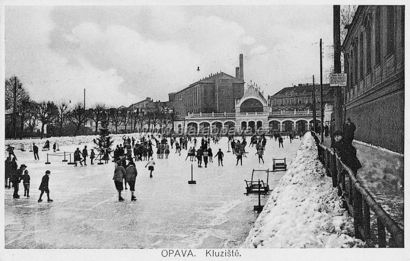 zameckyokruh (20).jpg - Opět lidé bruslící na Zimním stadioně.